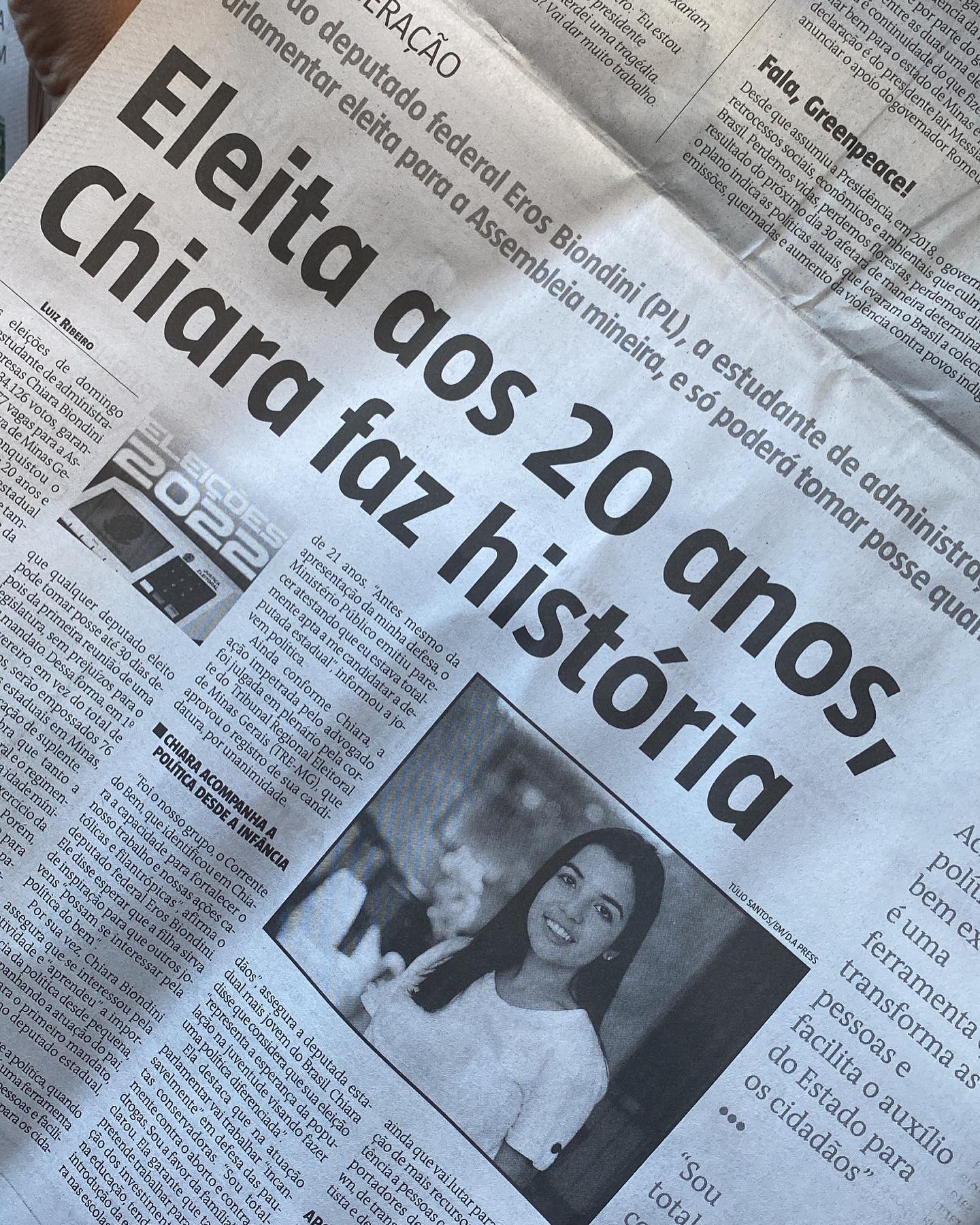 Manchete de jornal impresso: Eleita aos 20 anos, Chiara faz história