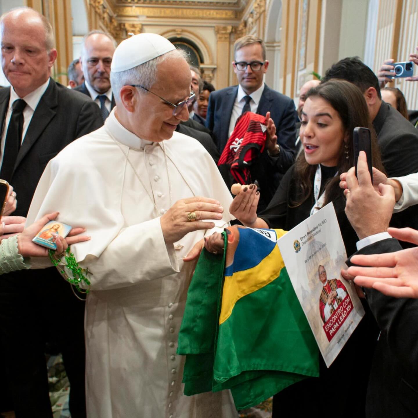 A bandeira do Brasil pela vida, abençoada pelo Papa Leão XIV